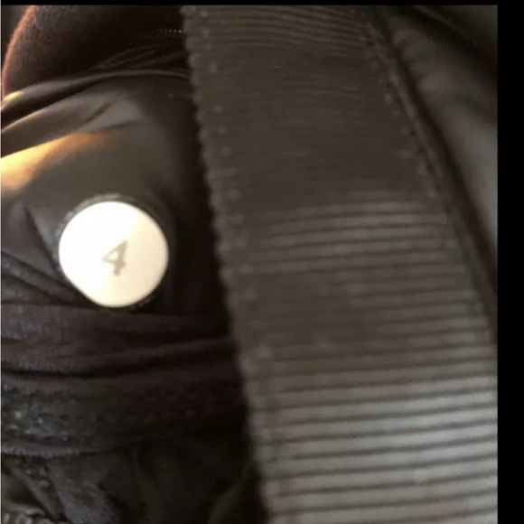 LULULEMON DOWN FOR A RUN JACKET Black Original Release SIZE 4,6 - Picture 8 of 11